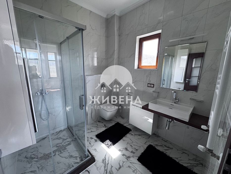 Продава триетажна къща с басейн в с.Оброчище