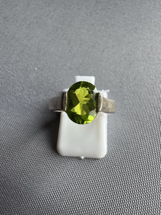 Inel din argint si peridot