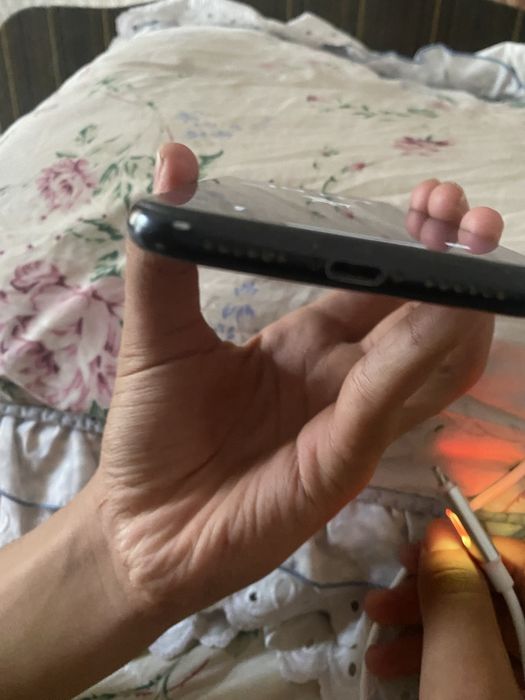 Iphone xr holati idyel ishlayfi radnoy bita orqa krishka ketkan