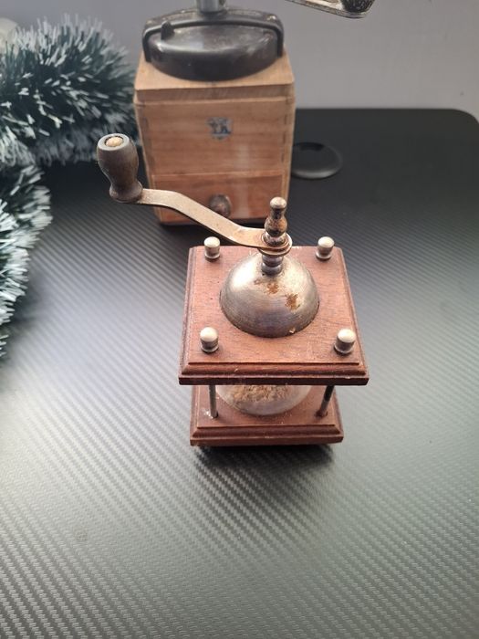 Стари ретро дървени мелнички за черен пипер или кафе