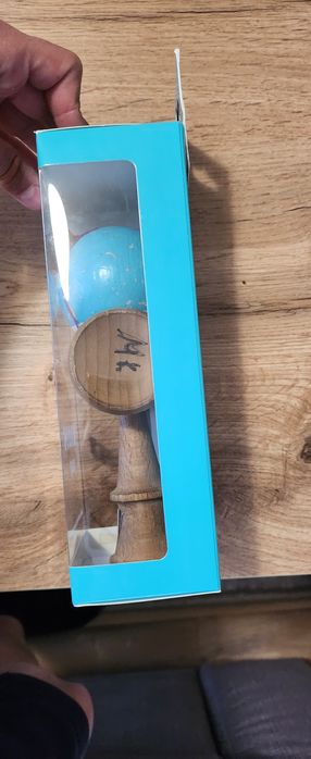 Krom kendama cu ață de rezervă și floubook ,are semnătura lui Monsterkendama.