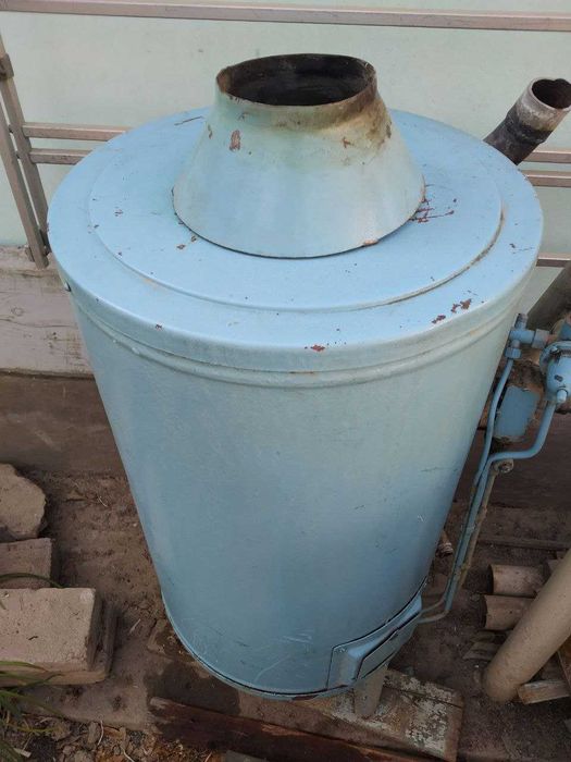 Котёл отопительный газовый. Советский заводской и полностью исправный.
