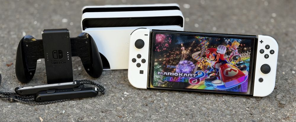 Игрова конзола Nintendo Switch OLED + игра Mario Kart 8 Deluxe + 64GB карта