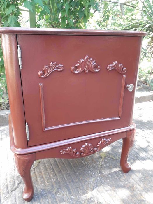 Шкафче /тоалетка  от масивна дървесина