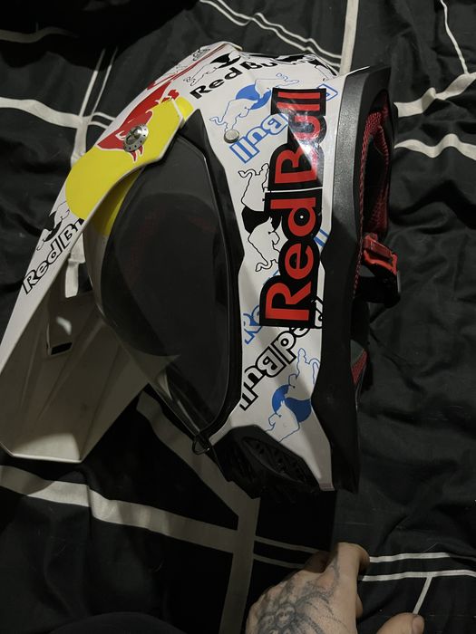 Мотошлем ред бул