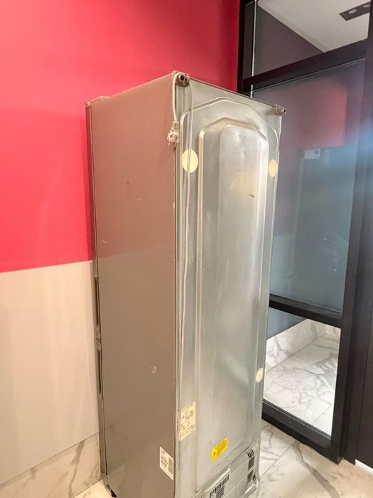 В отличном состоянии холодильник LG серый