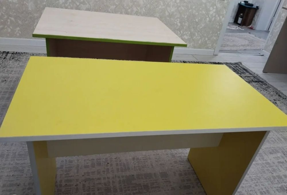 Два стола.Один детский , второй рабочий.