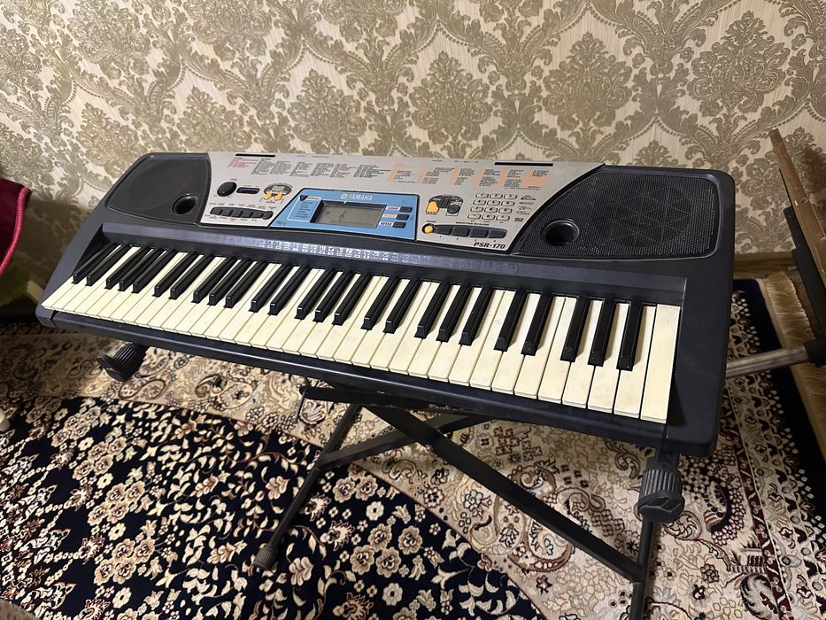 Синтезатор YAMAHA PSR-170.