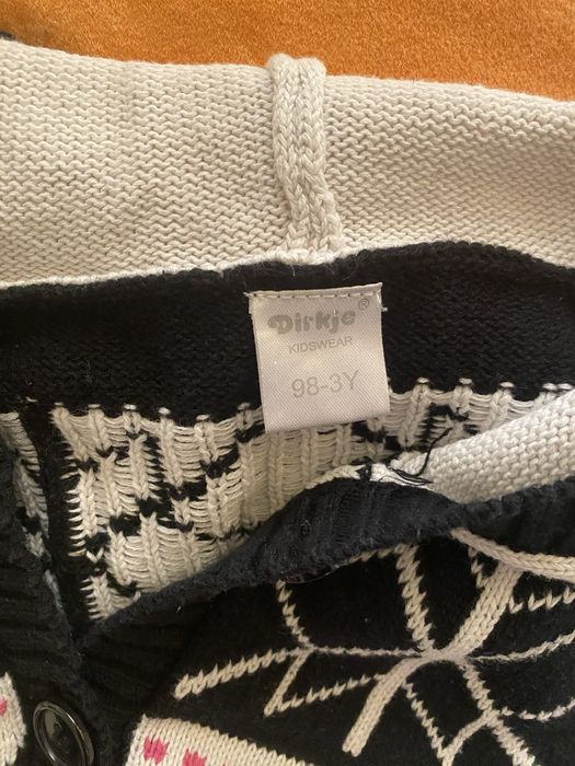 Плетена детска жилетка