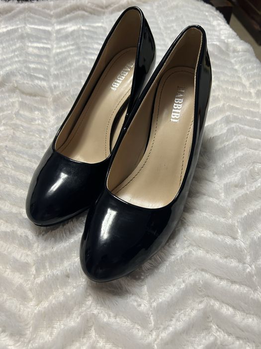 Vand pantofi eleganti si comozi