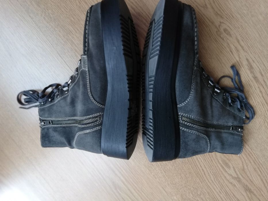 Боти Beneton естествен велур