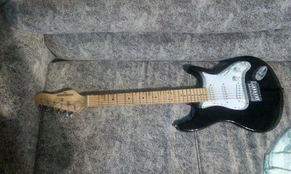 Продам электро гитару
