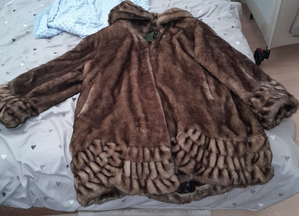 Vand haină de blană noua