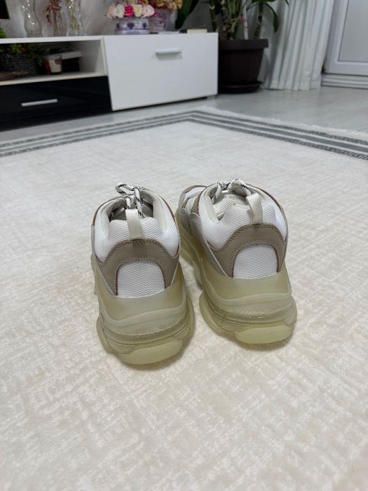 balenciaga triple s,mărimea 43 prețul este negociabil
