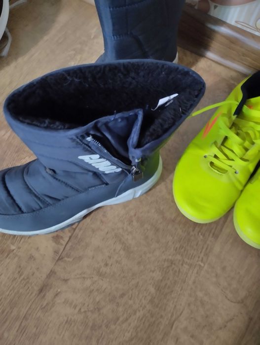 Ботуши и два чифта маратонки 33номер