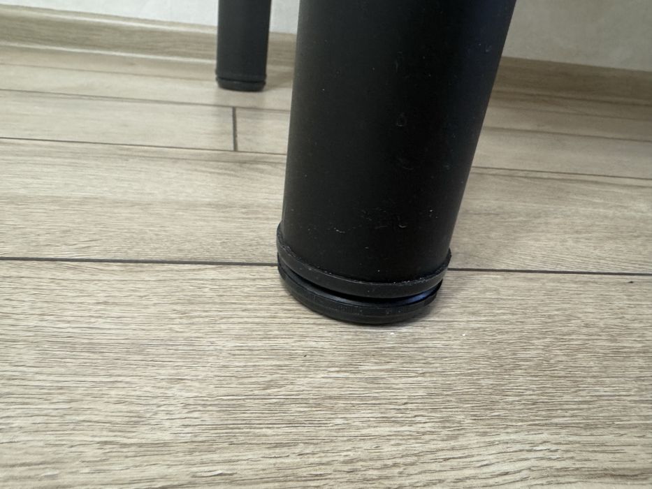 Стол кухонный.