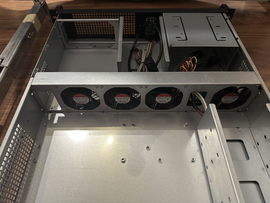 2U ATX Сървърна кутия Genesys Group +релси