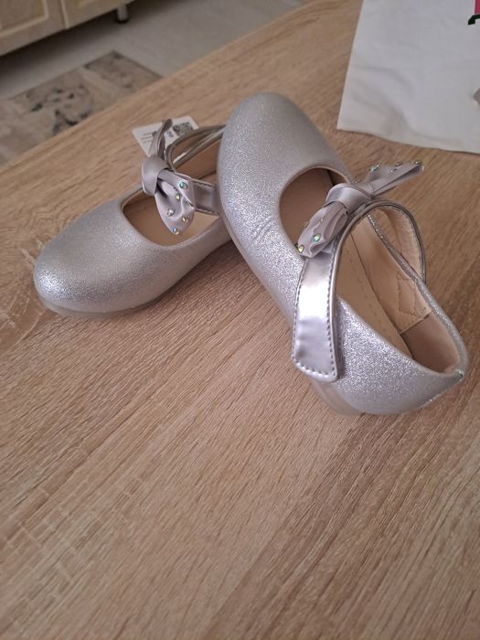 Продаю туфельки на девочку новые