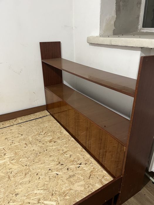 Кровать без матраса, прикроватные тумбочки