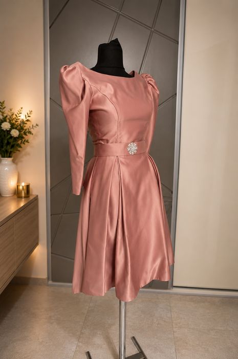 Rochie elegantă satin roz pudrat – perfectă pentru evenimente