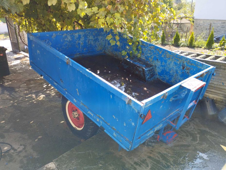 Трактор със оборудване и резервни части