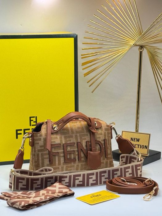 Geanta Fendi noua !!! Dimensiuni 20/15 !!!