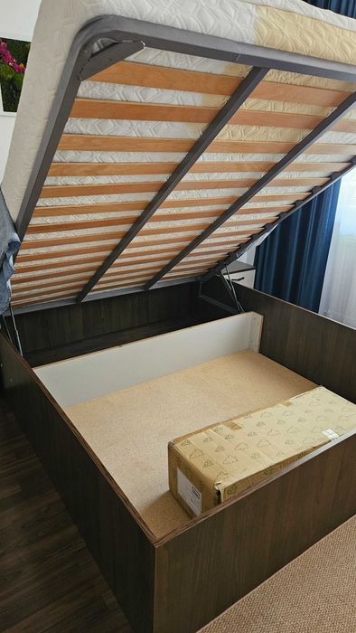 Pat 160x200 cu somiera si saltea + 2noptiere