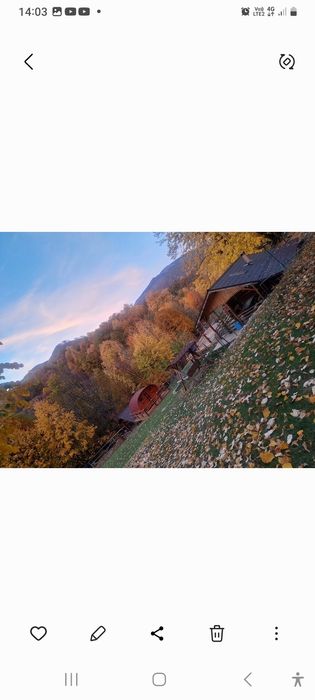 Căsuță din lemn îmbinat tip saună.