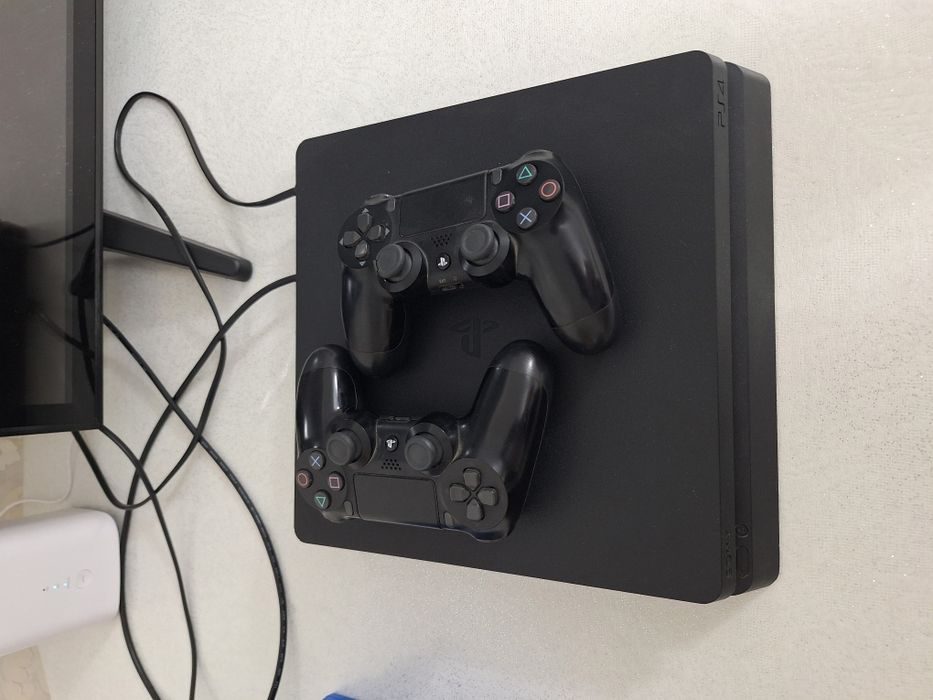 Продам ps4 в отличном состоянии