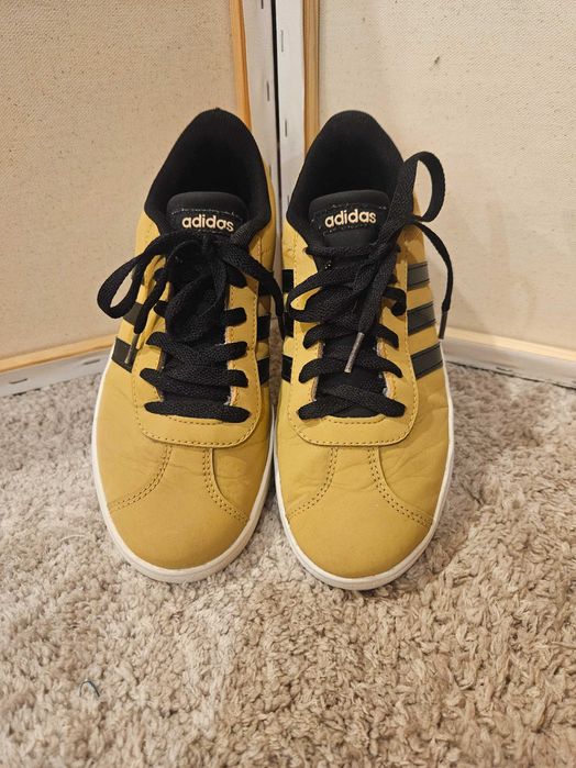 Adidas-цвят горчица. Номер - 37 и 1/3.