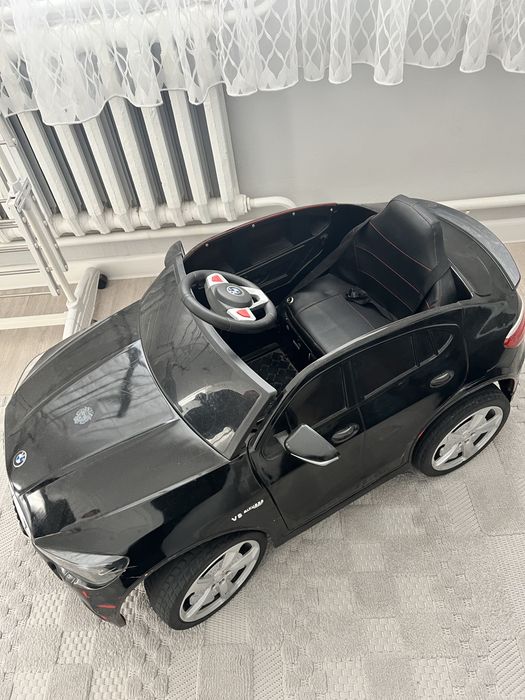 Детская машинка черного цвета