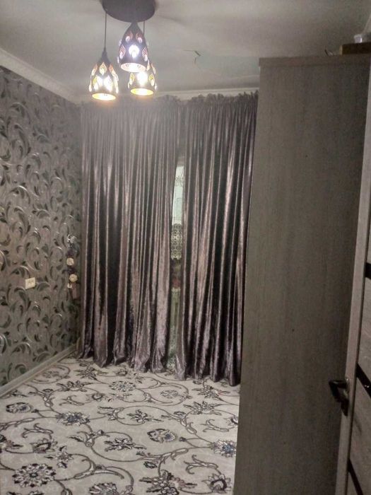 Uy sotiladi 2 xonali + qoshimcha xonalari bor 2/1/4