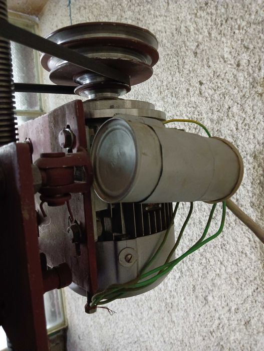 Vând freză verticala de banc