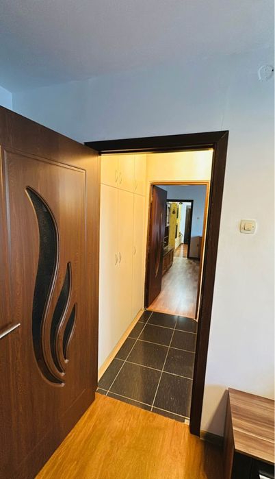 PROPRIETAR Vand apartament cu 2 camere,parter inalt + boxa