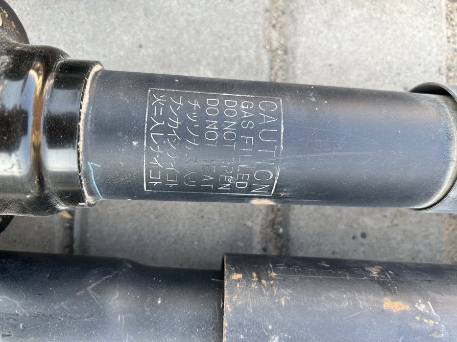Продам амортизаторы прадо 150