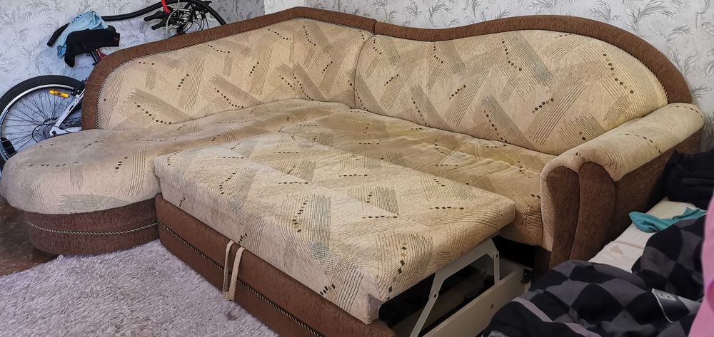 Ъглов разтегателен диван със фотьойл и възглавници 2 броя