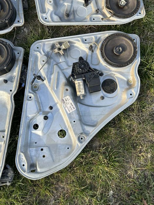 Стъклоповдигачи/Тави за врати VW Passat B5.5 2001/2005 Година