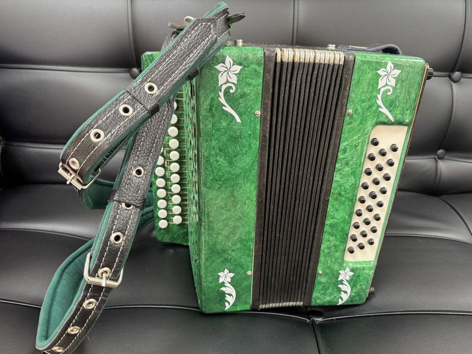 Продается ГАРМОНЬ Армавирская, с цельными планками