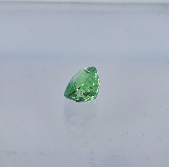 Demantoid natural 0.88ct cu certificat IGI
