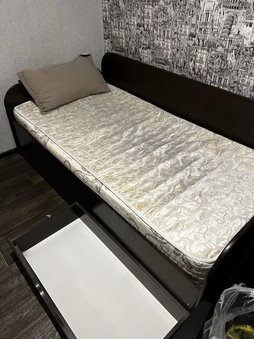Продам кровать с матрасом.