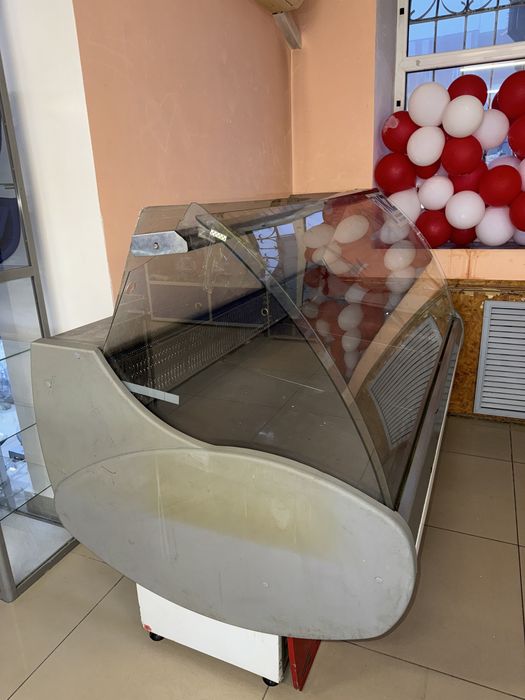 Продаю витринный холодильник