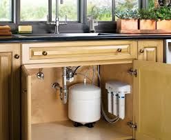 Установка фильтра для воды.