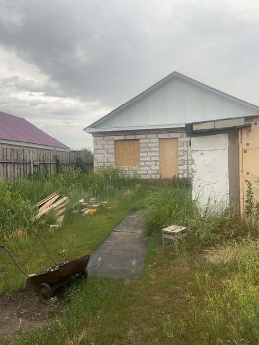 Продам участок с недостроенным  домам