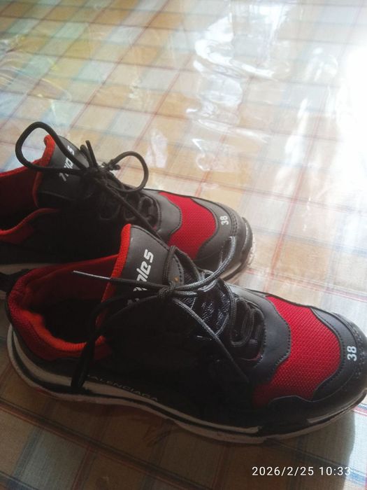 Кроссовки спортивные