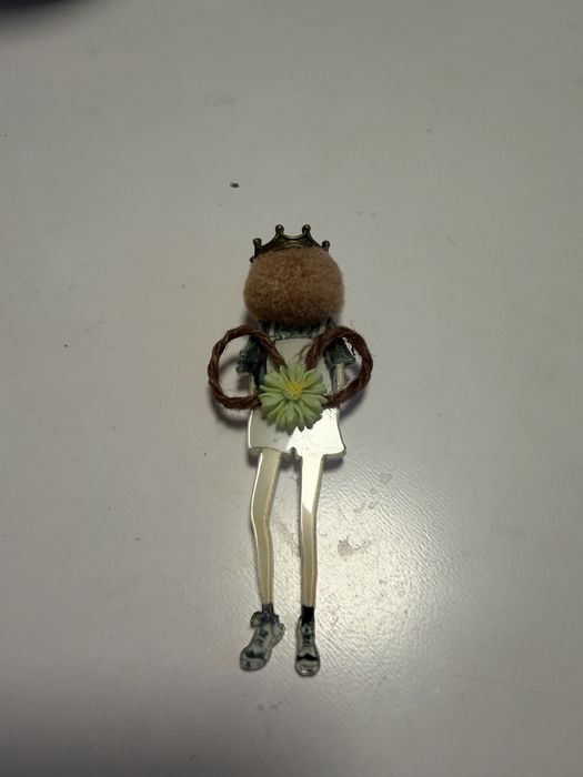 Брошки различни налични