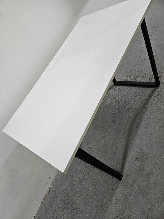 Стол письменный, в хорошем состоянии