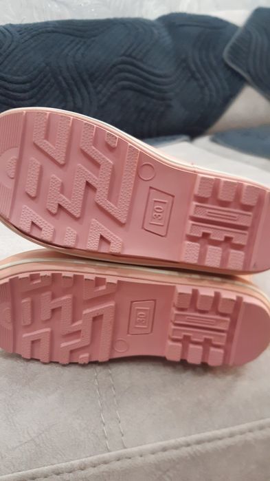 Продам  резиновые  сапожки  на девочек (мальчиков).