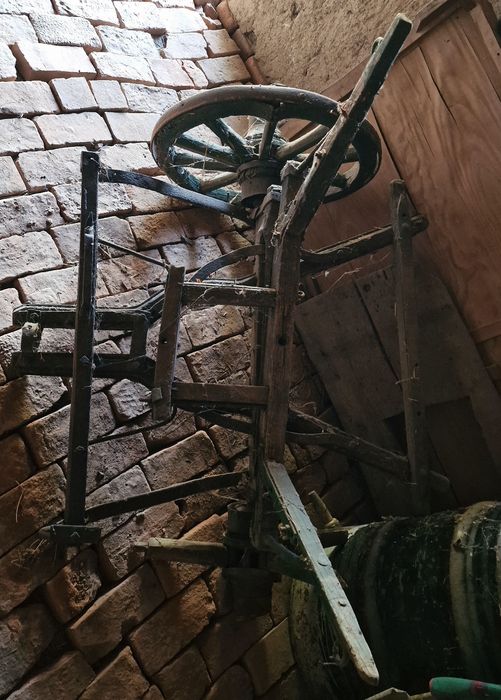 Caruta decorativa pe sine de lemn