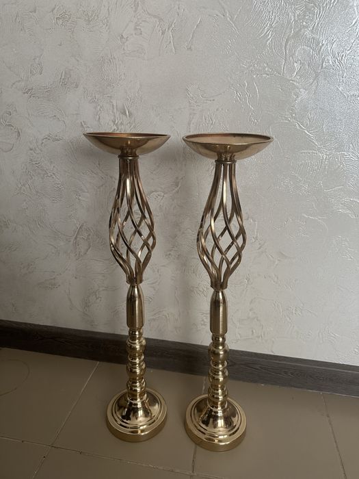 Вазы золотистого цвета, подставка для цветов