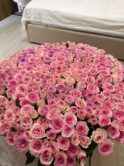 301 штук роз в корзине